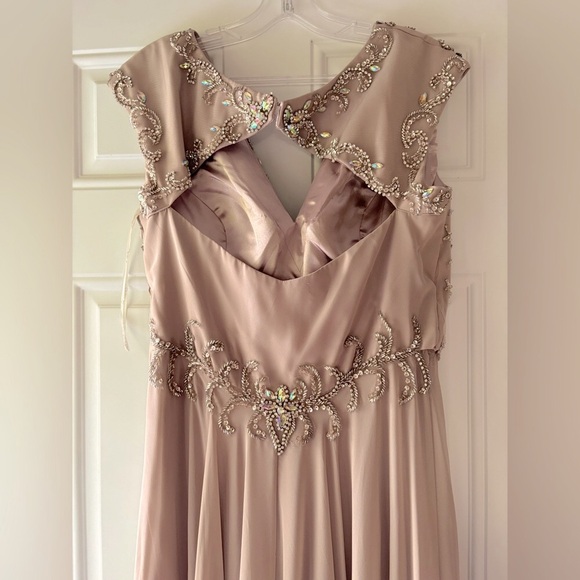 Stunning beaded top gown - Picture 5 of 5